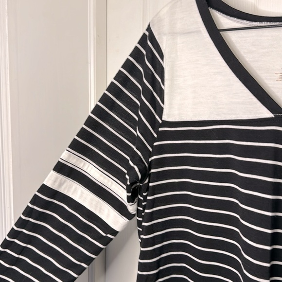 NWOT Woman’s Arizona 3/4 Sleeve Top - Picture 3 of 4